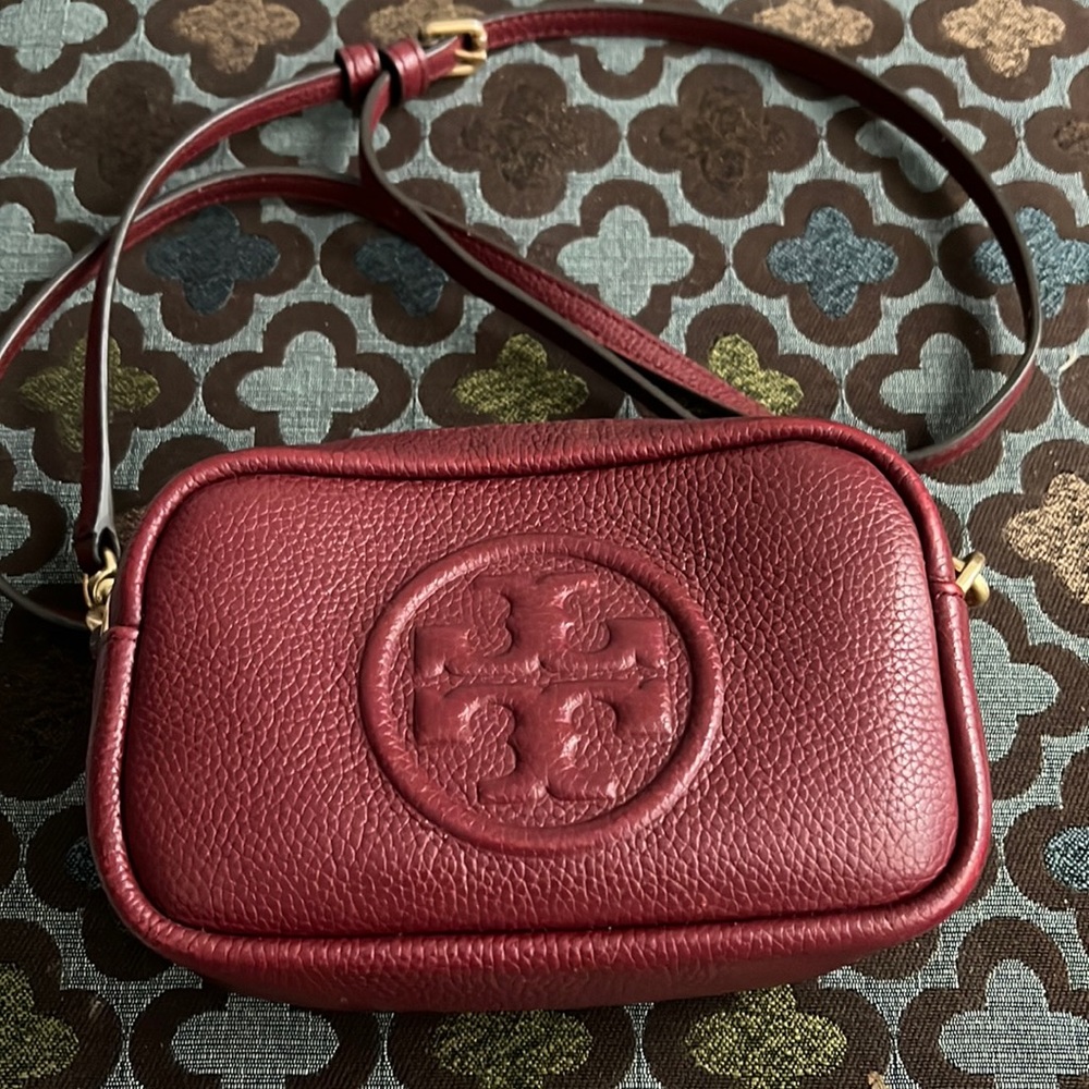 Tory Burch Bombay crossbody bag this is a burgundy red